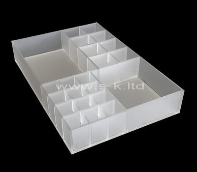caja de metacrilato con varios compartimentos