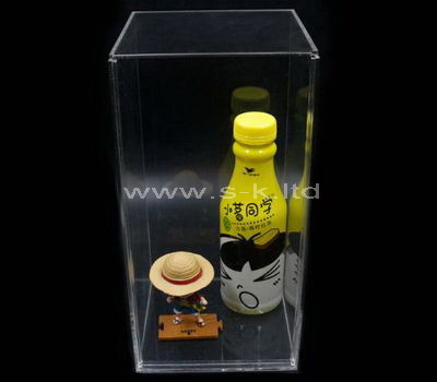Hohe Vitrine mit klaren Acrylflaschen
