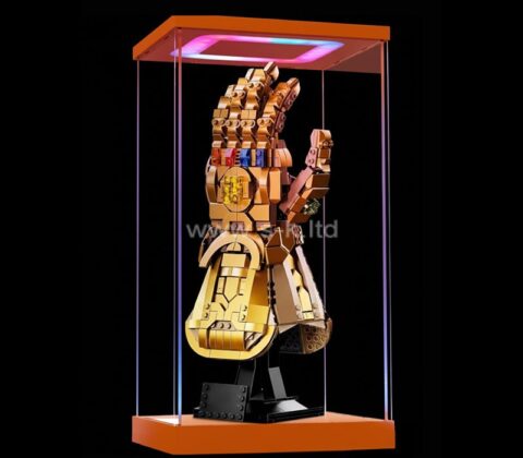 Vitrine personnalisée en acrylique illuminée à la main par un robot