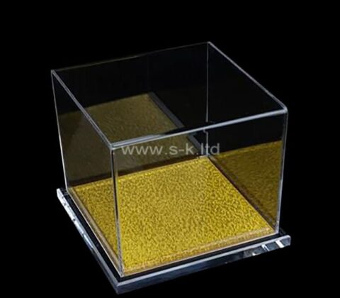 Caja expositora acrílica personalizada de 5 caras con base dorada