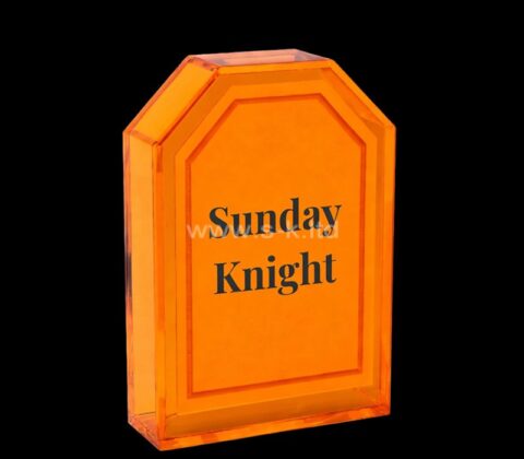 Individuelle Wahlurne aus Plexiglas in Monumentform