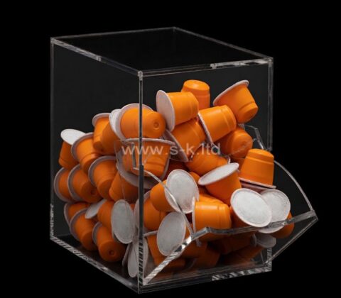Caja de plexiglás a medida para guardar monodosis de café en el mostrador
