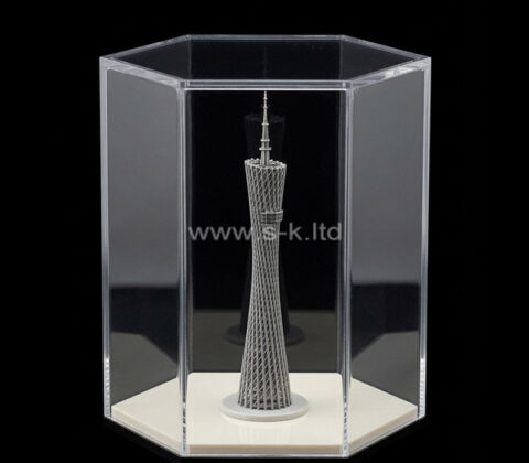 Vitrina de exposición a medida con forma de torre cantonal hexagonal de acrílico